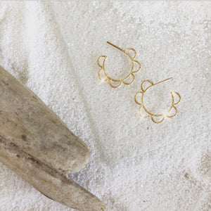 These mini Dandelion Hoops are small yet dynamic and everyday easy-to-wear earrigs! Add your must-have collections. 14k Gold filled.