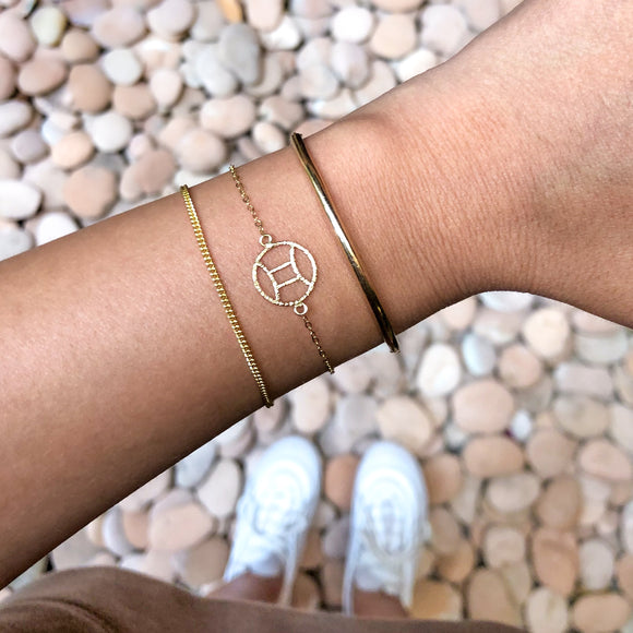 Classic Curved Bar Bracelet is a bold yet feminine bracelet made of 14K Gold filled.