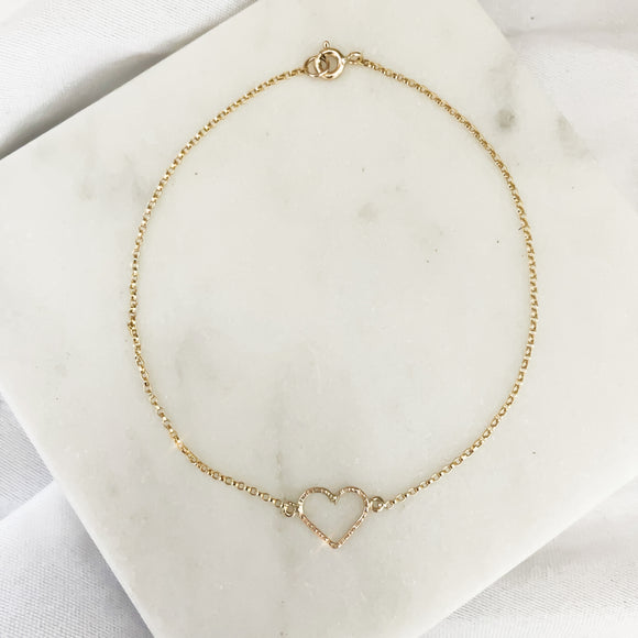 Sophisticated summer look from ground up with our dainty + classy anklets♡︎  Delicate and durable rolo chain adorned with everybody’s fav heart charm - perfect anklet for any outfit, any mood!     14K Gold Filled 