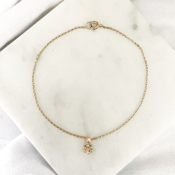 Sophisticated summer look from ground up with our dainty + classy anklets♡︎  Delicate and durable rolo chain adorned with subtle flower charm from our Dewdrop Collection - perfect anklet for any outfit, any mood!     14K Gold Filled 