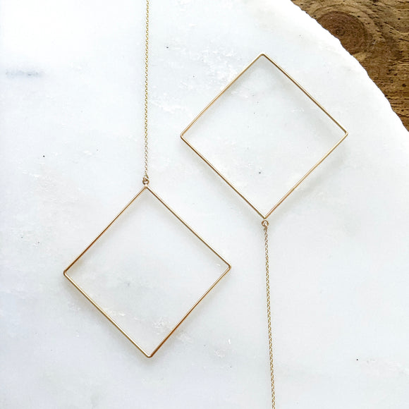 The GEO Threader 2.0 elevates the original design to the chicest with the addition of the dainty chain threader.    Despite their large size, these playful threaders embody a feminine look in the most delicate way. Perfect for everyday wear from work to play.     14K Gold-Filled  6 5/8” length
